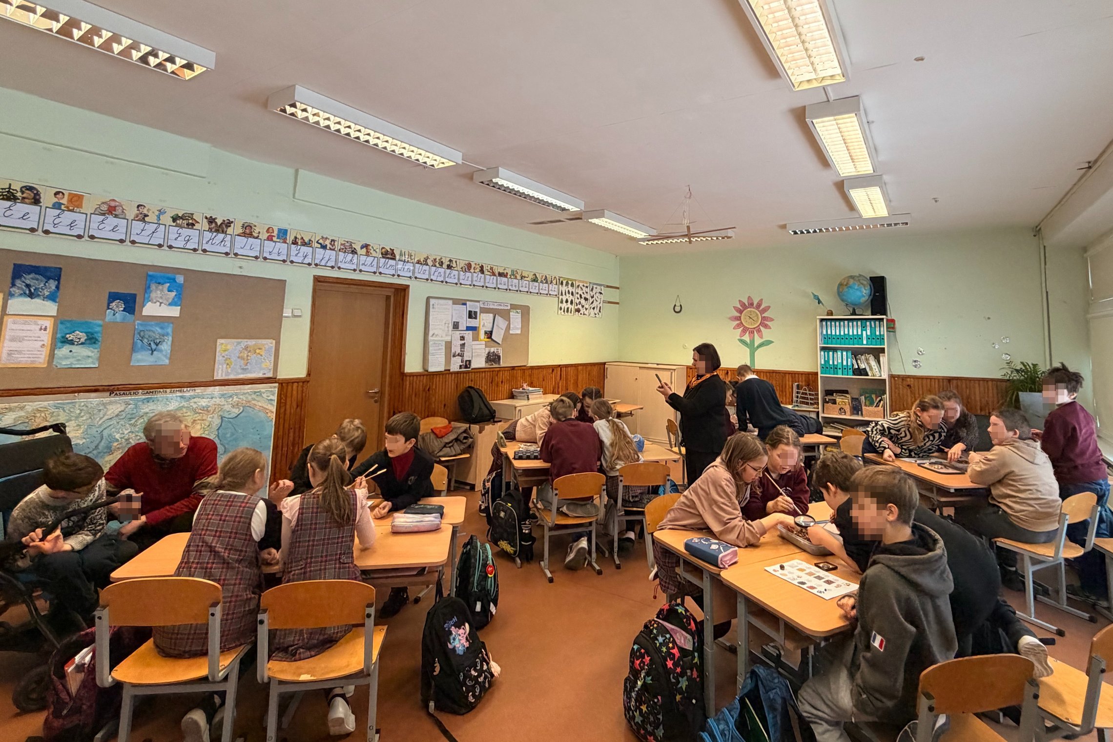 Šeškinės pradinės mokyklos 4a klasės mokiniai edukacijos metu dalyvauja archeologiniuose „kasinėjimuose“ – dirbdami komandomis jie tyrinėja smėlio dėžes, ieško radinių, juos pristato draugams ir sužino apie archeologo darbo kasdienybę.