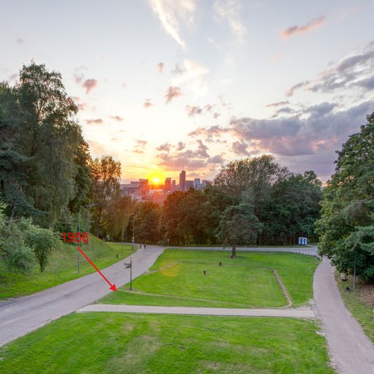 Dainų sėlis Kalnų parke, vaizdas iš rytinės pusės nuo koncertinės estrados pusės. Rodykle pažymėta 1956 metų archeologinių tyrimų vieta.