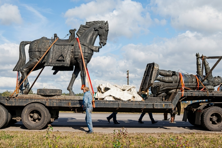 Bronzinė žirgo skulptūra ir atskirai gulinti kunigaikščio Gedimino figūra vežamos ant sunkvežimių platformų, pritvirtintos diržais transportavimo metu.