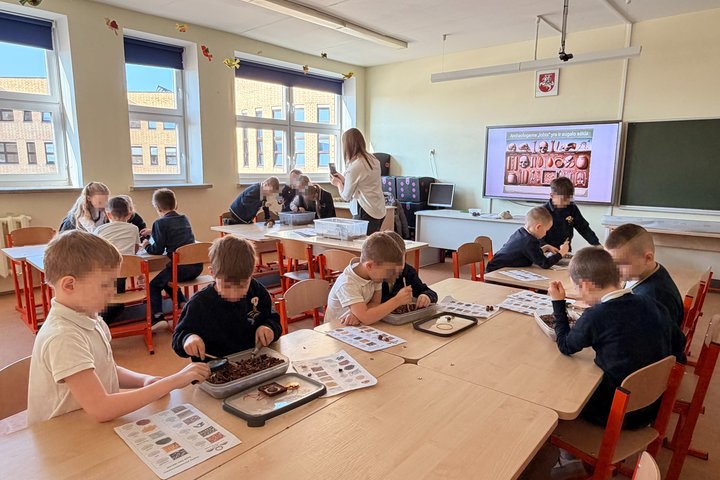 Šalčininkų Lietuvos tūkstantmečio gimnazijos 1a, 1b, 1c ir 4b klasių mokiniai archeologijos edukacijos metu tyrinėja dėžutes su „lobiais“, susipažįsta su archeologo darbu ir dalijasi savo atradimais.