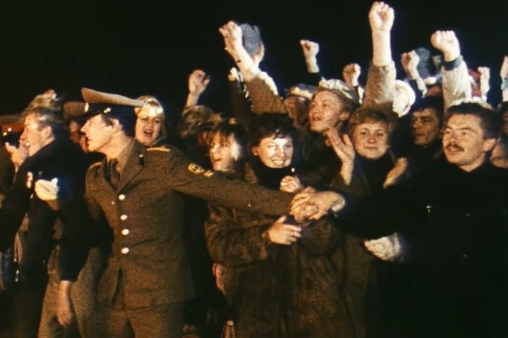 1986 metais lauko koncerte sovietų kariai sulaiko džiūgaujančią minią ir neleidžia prieiti prie scenos.