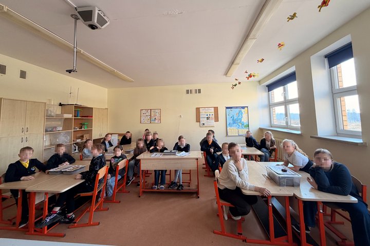 3C, 4A ir 4C klasių mokiniai edukacijos metu tyrinėja brangenybių dėžutes, susipažįsta su archeologo darbu ir mokosi, kaip įvairiais būdais galima tyrinėti praeitį.
