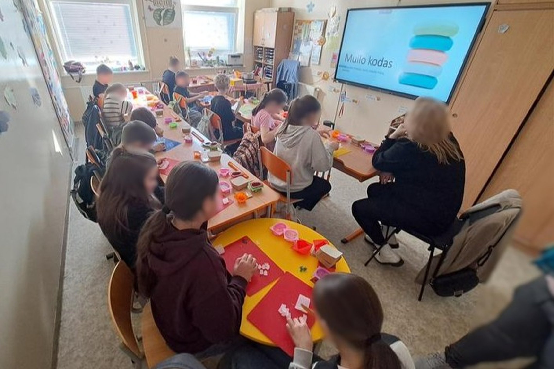 Nuotraukoje mokiniai klasėje. Jie dalyvauja edukacijoje „Muilo kodas“ ir gamina savo pačių muilą.