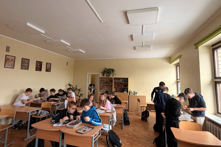 Jašiūnų „Aušros“ gimnazijos pirmokai klasėje spalvina ir kuria savo šeimos herbus, o 5–6 klasių mokiniai komandomis dalyvauja archeologijos edukacijoje, tyrinėja „radinius“ ir atlieka praktines užduotis.