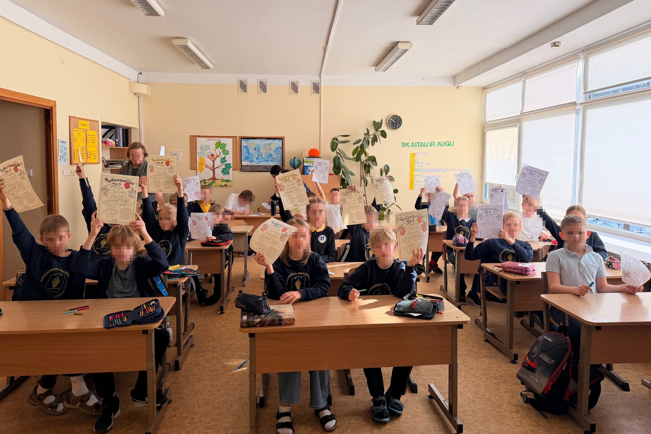 Gedimino progimnazijos trečiokai pildo ir spalvina Lietuvos didžiųjų kunigaikščių genealoginį medį, o ketvirtokai archeologijos edukacijos metu tyrinėja „radinius“ ir susipažįsta su archeologo darbu.