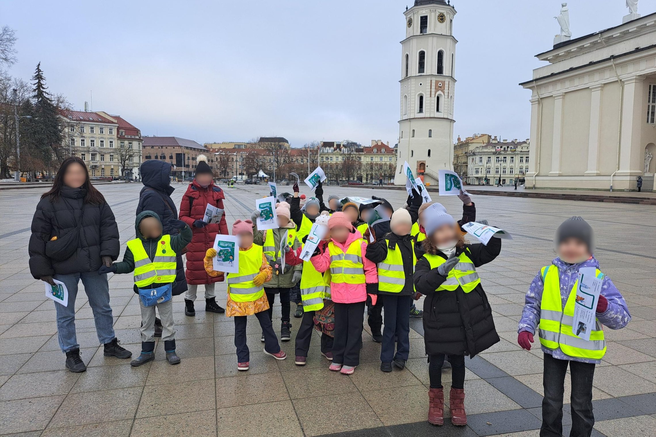 Nuotraukoje mokiniai pasiruošę kelionei po Žemutinės pilies teritoriją. Jie dalyvaus edukacinėje veikloje.