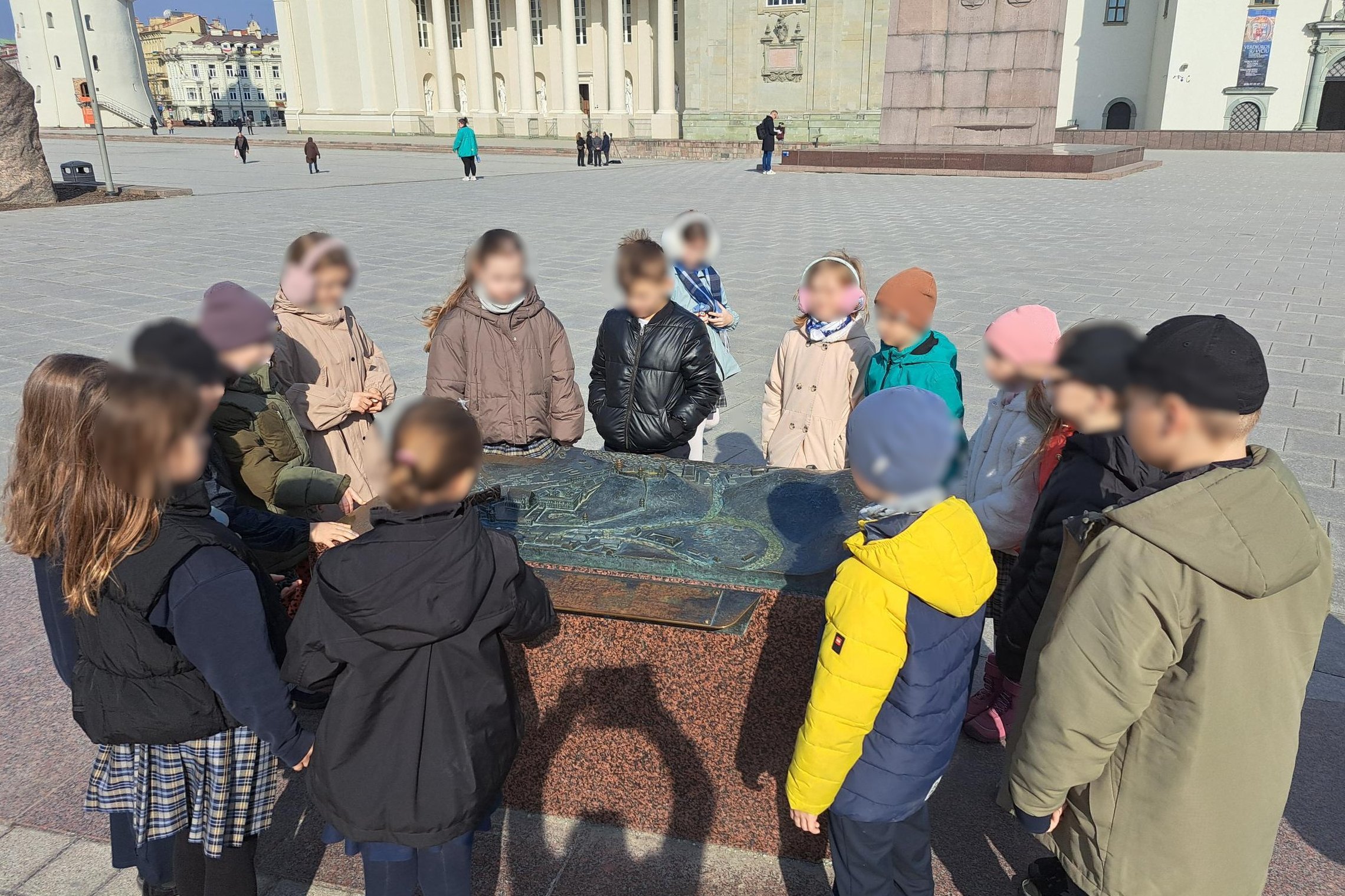 Nuotraukoje mokiniai prie Vilniaus pilių maketo. Jie atvyko į edukaciją „Gediminas ir Vilniaus trys pilys“ ir gilinasi į Vilniaus pilių istoriją.
