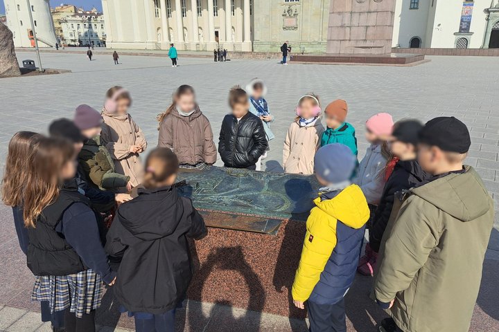 Nuotraukoje mokiniai prie Vilniaus pilių maketo. Jie atvyko į edukaciją „Gediminas ir Vilniaus trys pilys“ ir gilinasi į Vilniaus pilių istoriją.