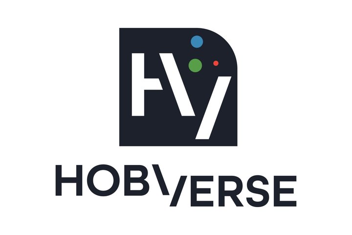 Nuotraukoje Hobiverse logotipas su šūkiu. Stilizuotos raidės ir ornamentai.