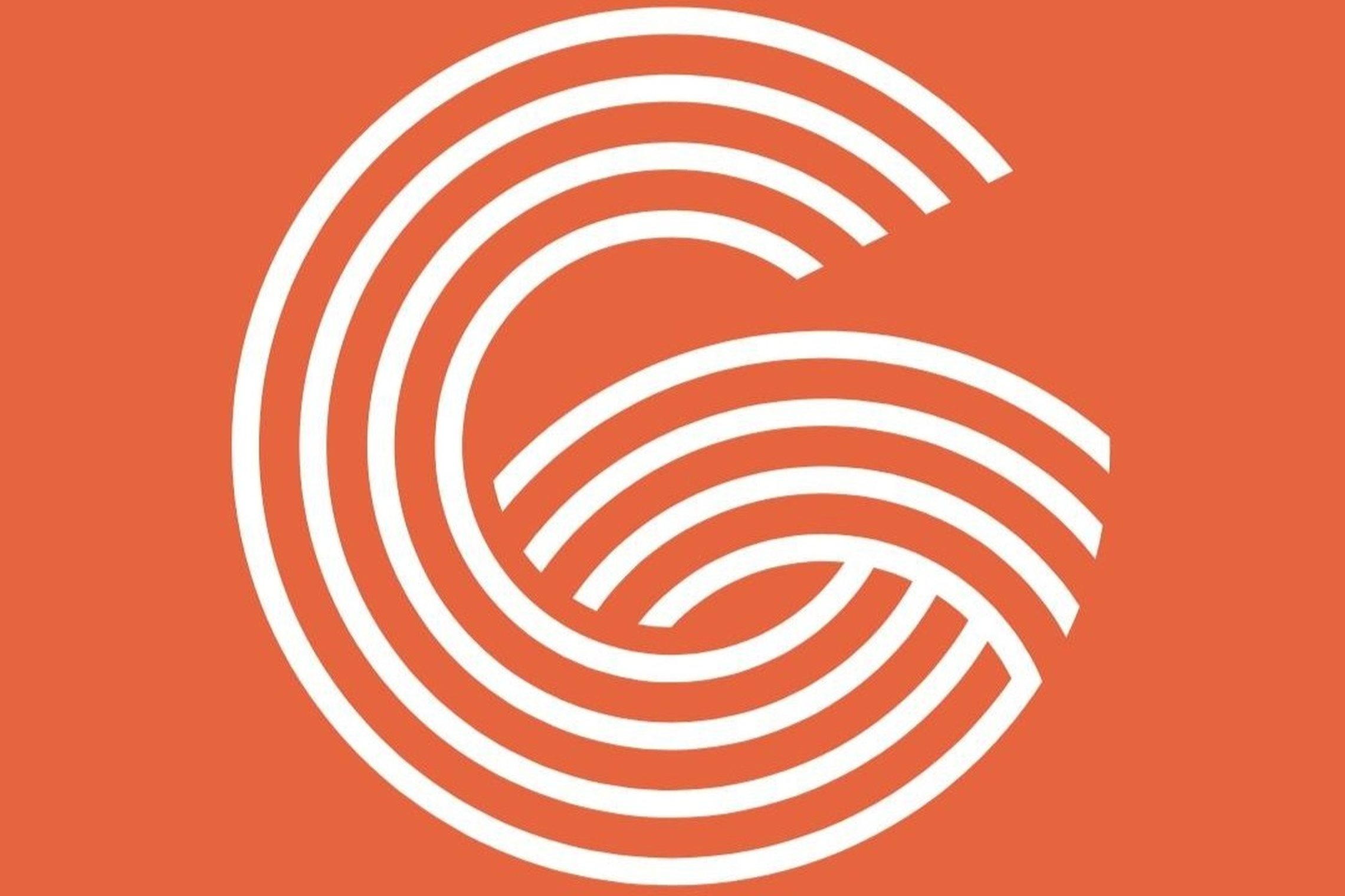 Oranžiniame fone pavaizduotas stilizuotas baltas logotipas, sudarytas iš susipinančių lenktų linijų, primenančių raidę G arba besisukančias gatves.