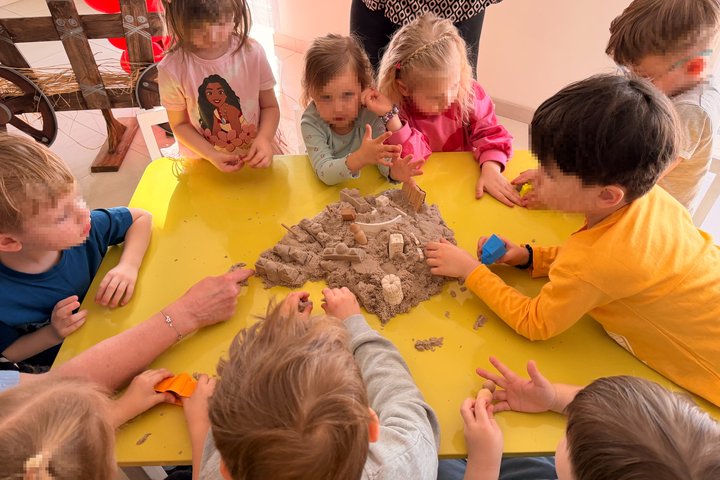Gineitiškių Svajonių darželio vaikai edukacijos metu iš kinetinio smėlio kuria piliakalnius ir medines pilis su bokštais, tyrinėdami senovės gynybinius statinius ir Lietuvos istoriją.