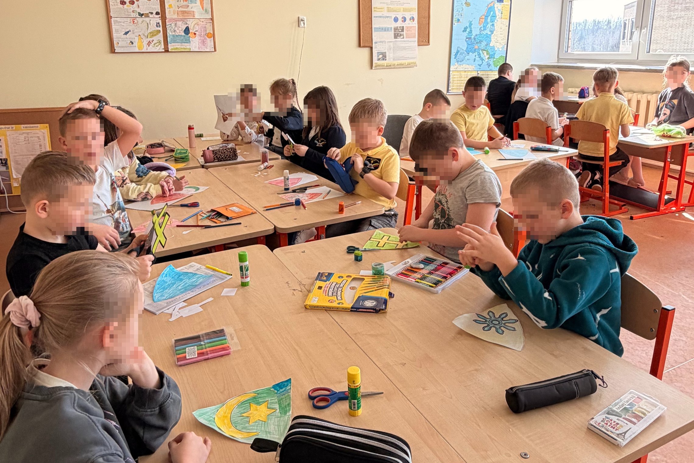 Šalčininkų Lietuvos tūkstantmečio gimnazijos 3a, 3b, 2a ir 2b klasių mokiniai edukacijos metu tyrinėja archeologinius radinius, ieško „nuskendusių laivų“ lobių ir kuria savo šeimos herbus, dekoruodami skydus heraldiniais simboliais.