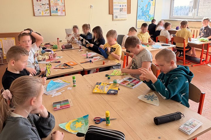 Šalčininkų Lietuvos tūkstantmečio gimnazijos 3a, 3b, 2a ir 2b klasių mokiniai edukacijos metu tyrinėja archeologinius radinius, ieško „nuskendusių laivų“ lobių ir kuria savo šeimos herbus, dekoruodami skydus heraldiniais simboliais.