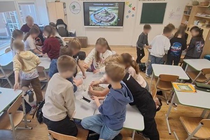 Nuotraukoje vaikai dalyvauja edukacijoje