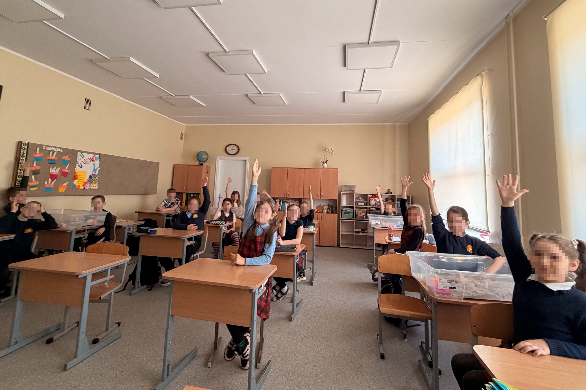 Jašiūnų Aušros gimnazijos mokiniai edukacijos metu tyrinėja piliakalnius, diskutuoja apie pirmykščių žmonių gyvenimą ir mokosi bendradarbiavimo bei draugystės.