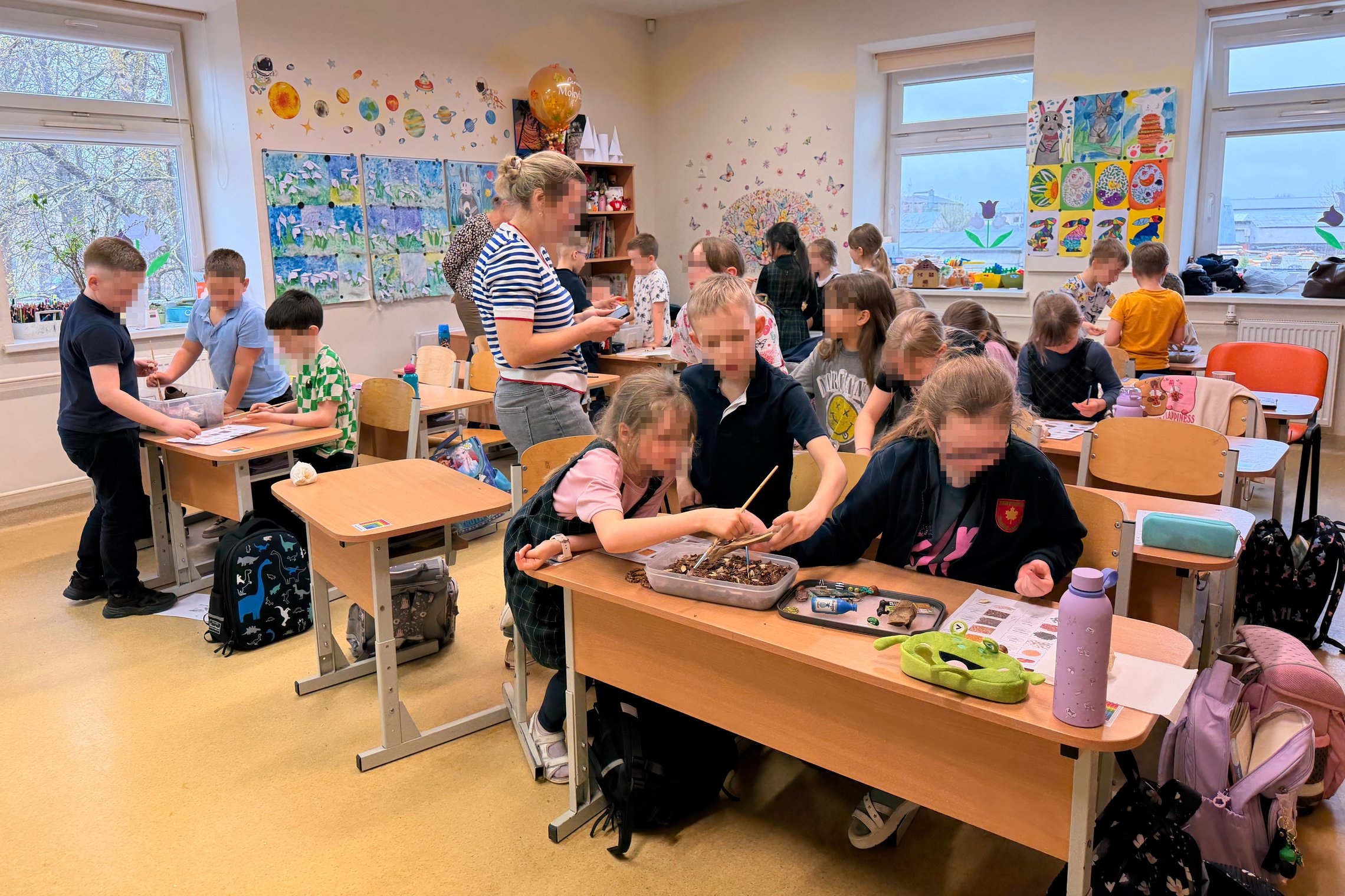 Lentvario pradinės mokyklos 2a, 2b, 2c ir 2d klasių mokiniai edukacijos metu dirba komandomis, tyrinėja archeologinius radinius, ieško „lobio“ ir susipažįsta su archeologo bei istoriko profesijomis.