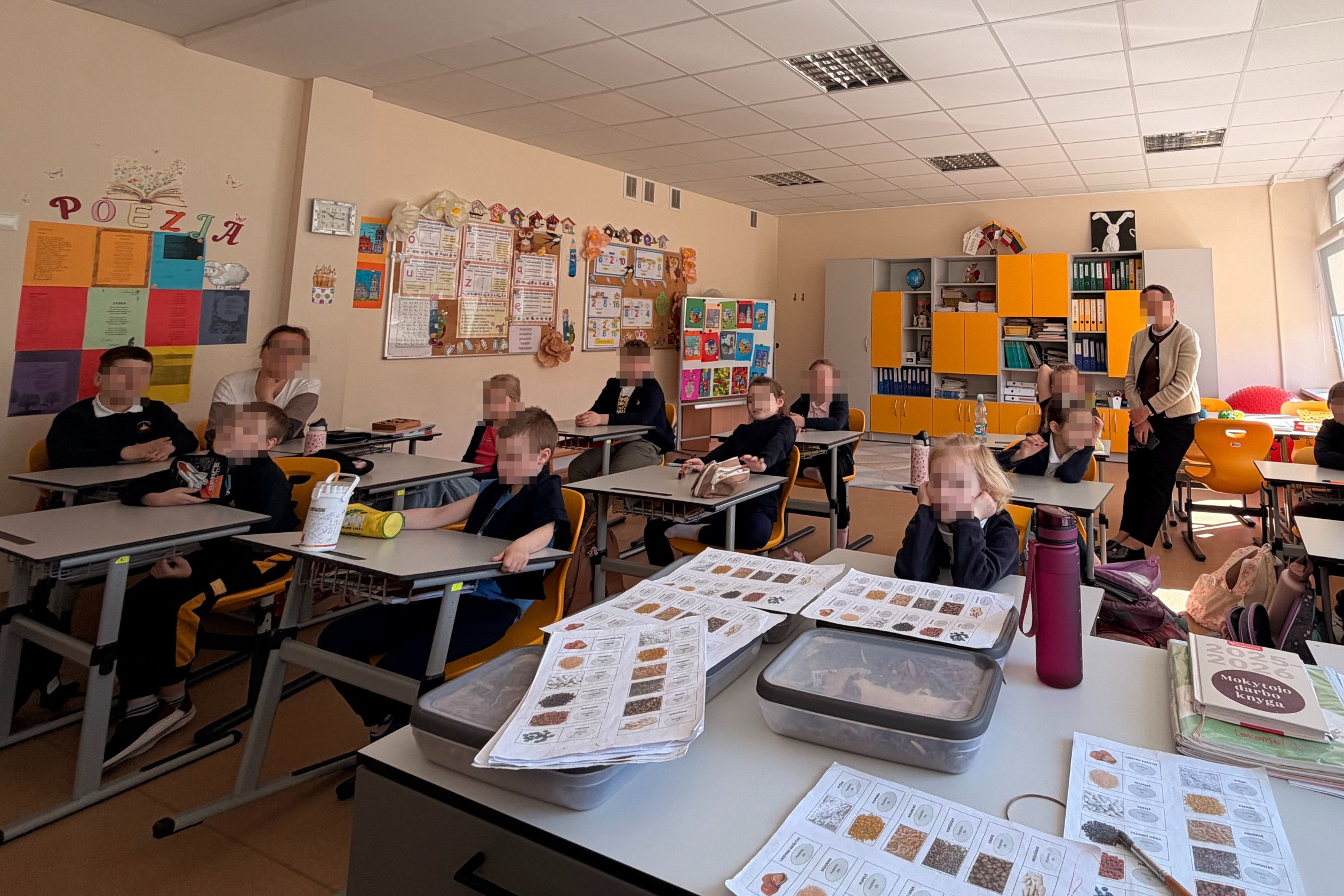Šalčininkų Jono Sniadeckio gimnazijos antrokai dalyvauja archeologinėje edukacijoje – vaikai grupėmis ieško paslėptų artefaktų, tyrinėja radinius ir aktyviai diskutuoja apie archeologų darbą.