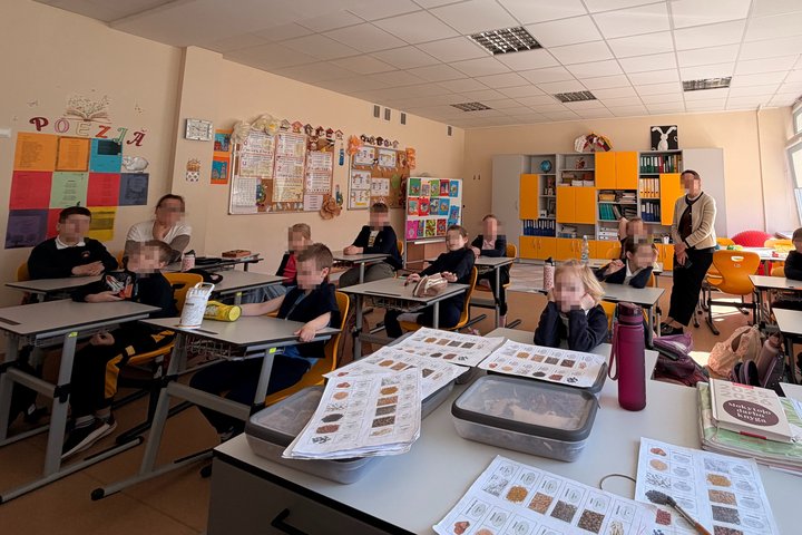 Šalčininkų Jono Sniadeckio gimnazijos antrokai dalyvauja archeologinėje edukacijoje – vaikai grupėmis ieško paslėptų artefaktų, tyrinėja radinius ir aktyviai diskutuoja apie archeologų darbą.