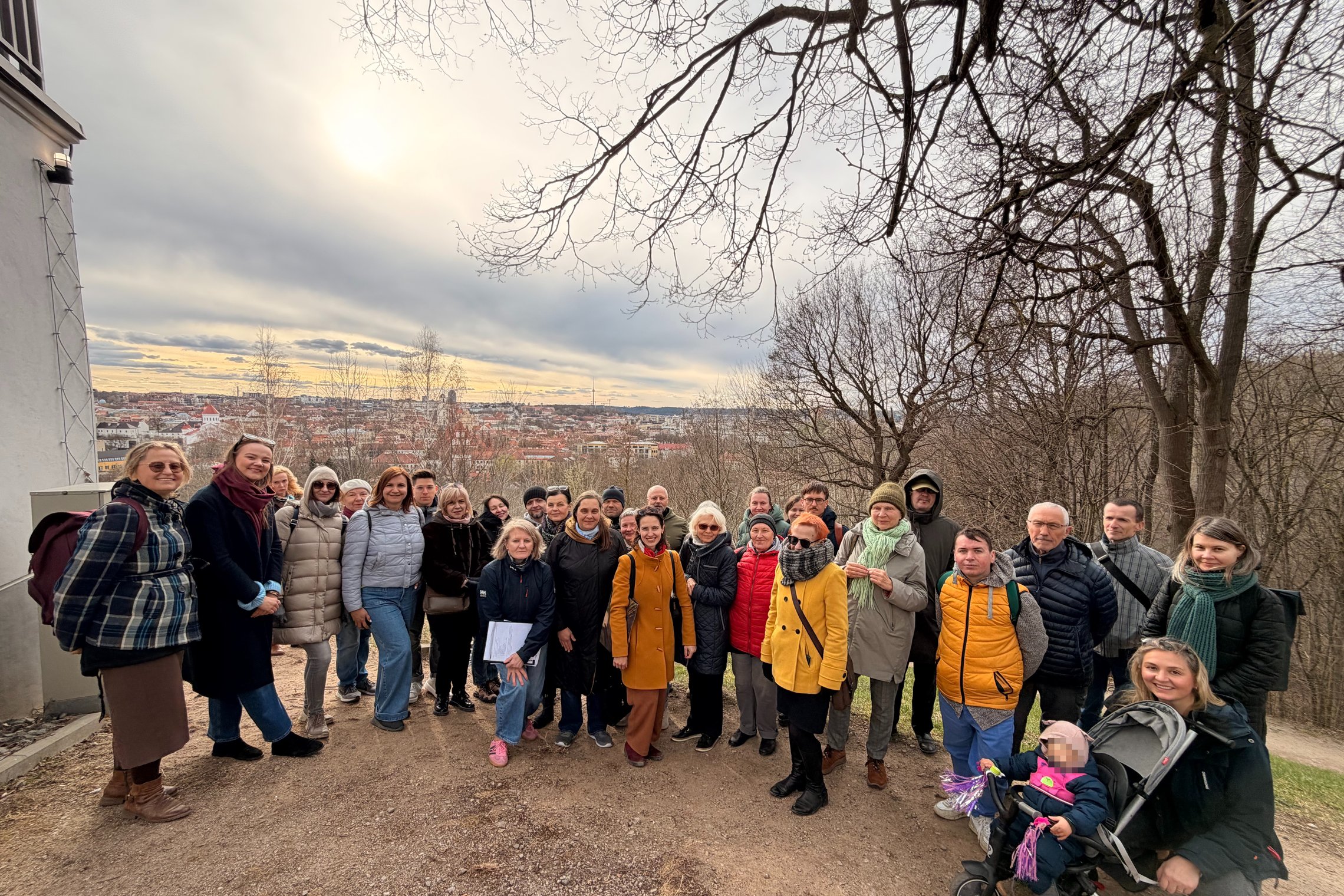 Ekskursijos dalyviai su geologais tyrinėja Vilniaus pilių kalvyną ir klausosi pasakojimo apie jo susidarymą prie Gedimino kalno