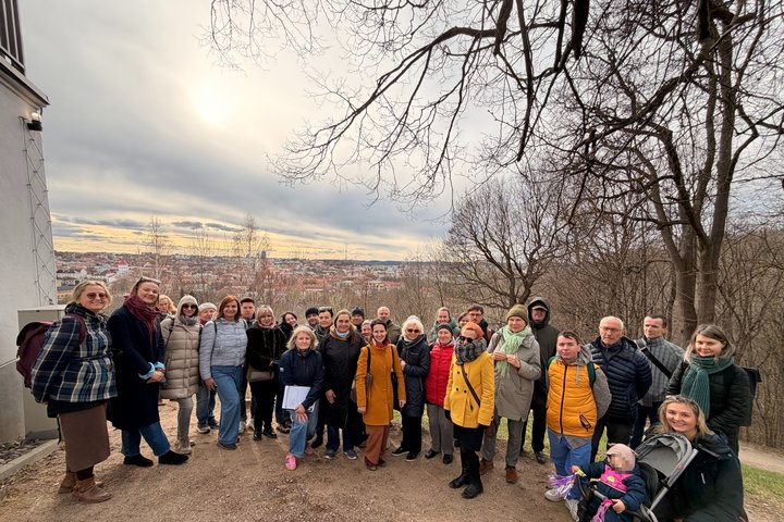 Ekskursijos dalyviai su geologais tyrinėja Vilniaus pilių kalvyną ir klausosi pasakojimo apie jo susidarymą prie Gedimino kalno