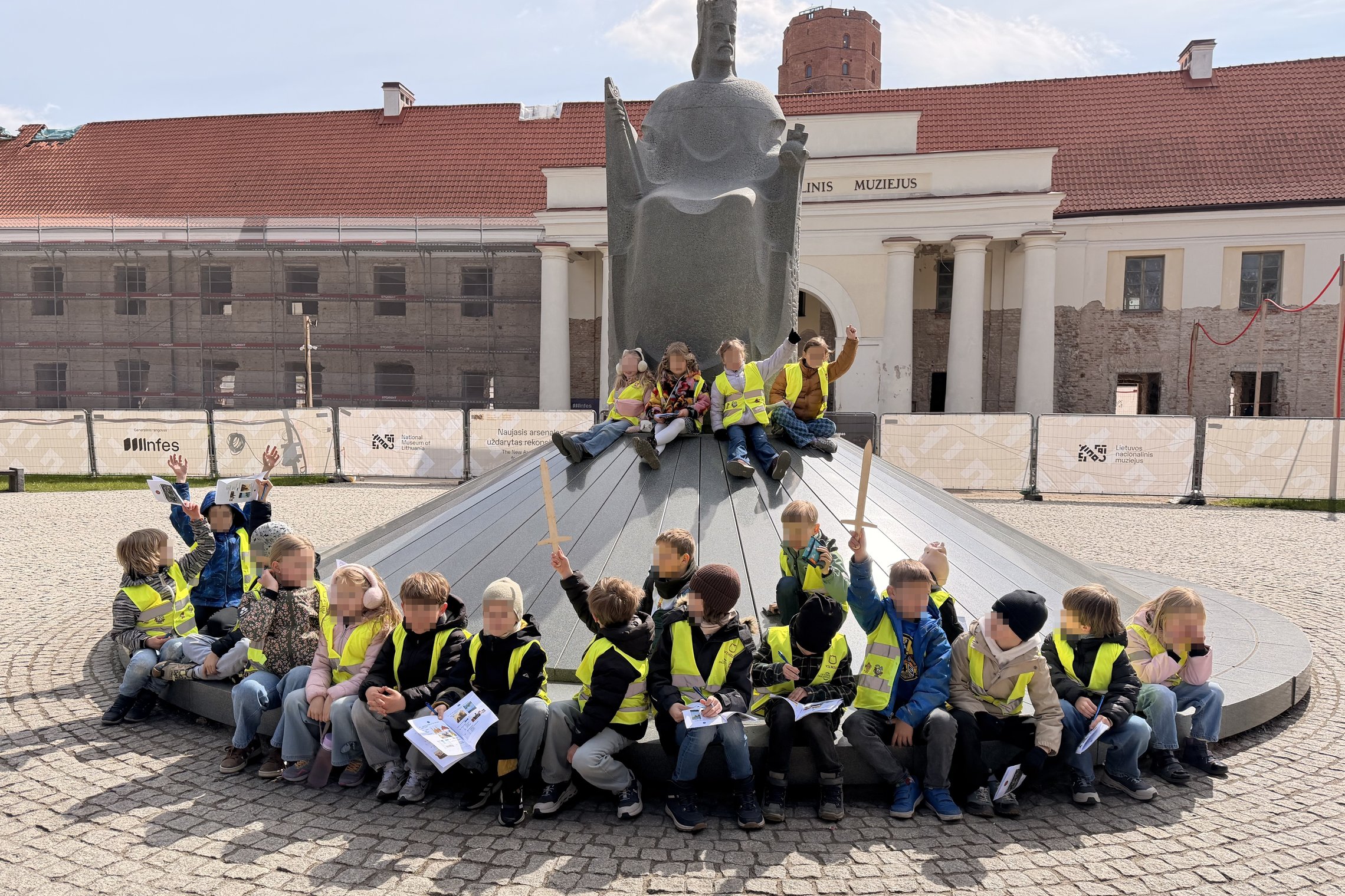 Pirmokai Vilniaus pilių teritorijoje tyrinėja pilių maketą, apžiūri Gedimino pilies bokštą ir Mindaugo paminklą, mokydamiesi istorijos po atviru dangumi.