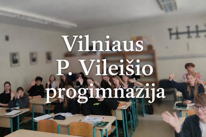 Klasės nuotrauka su užrašu „Vilniaus P. Vileišio progimnazija“. Mokiniai sėdi klasėje prie suolų, dalis jų moja, o užrašas baltomis raidėmis pateiktas nuotraukos centre.