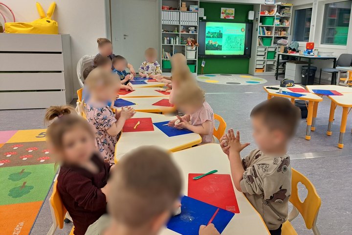 Nuotraukoje vaikai dalyvauja edukacijoje „Gediminas ir Vilniaus trys pilys“, jie kuria savo pilies bokštus.