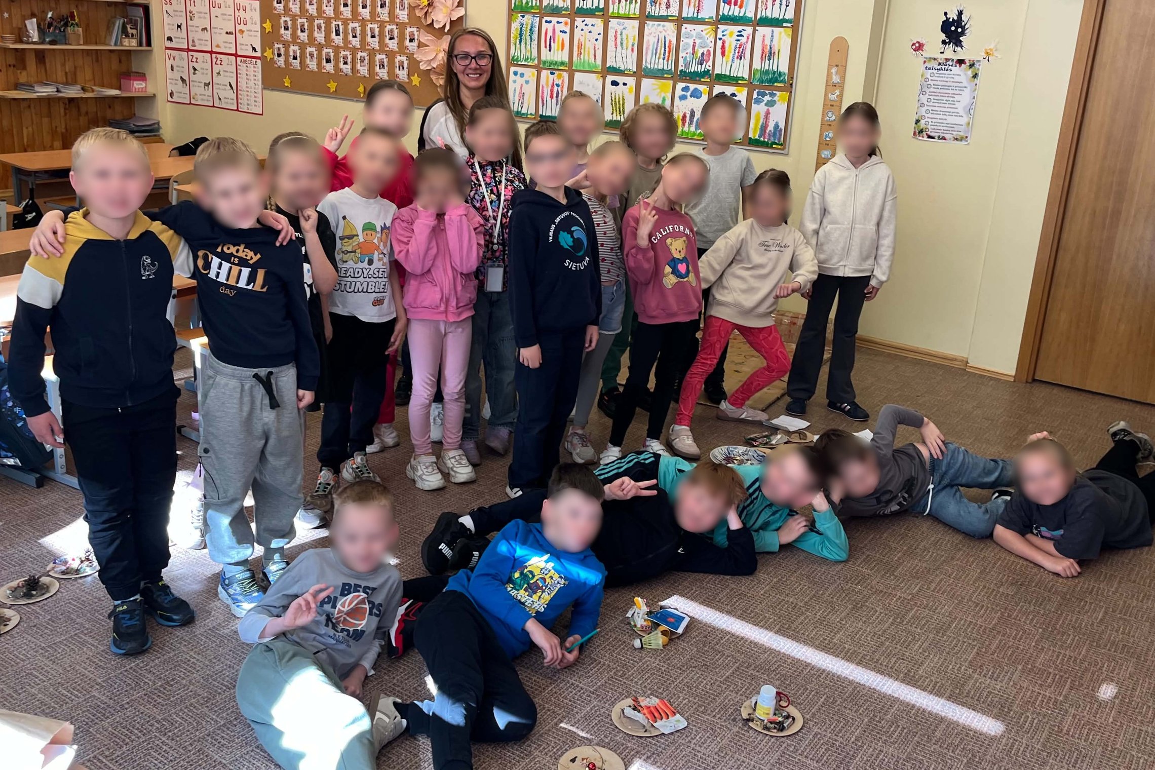 Nuotraukoje edukatorė ir mokiniai, kurie dalyvavo edukacijoje „Kasinėjant istoriją – skaitant žemės knygas“.