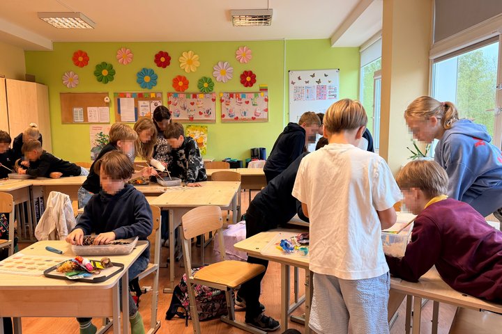VGTU inžinerijos licėjaus mokiniai mokosi apie archeologiją ir praeities tyrinėjimo metodus, dalyvaudami edukacinėje programoje.