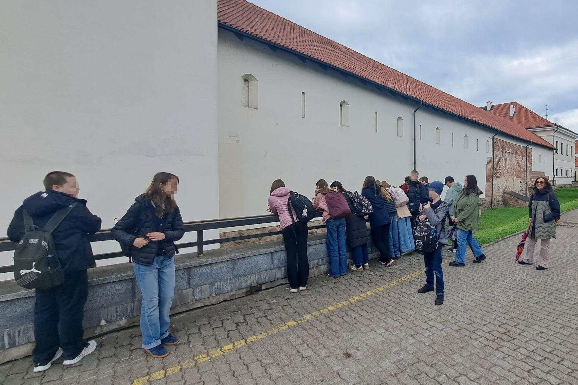 Mokiniai ekskursijos metu tyrinėja Vilniaus pilių teritoriją ir klausosi pasakojimų apie Gediminą bei tris Vilniaus pilis.