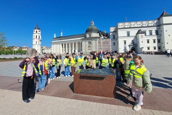 Nuotraukoje mokiniai, stovi prie Vilniaus pilių maketo. Jie dalyvauja edukacijoje „Gediminas ir Vilniaus trys pilys“