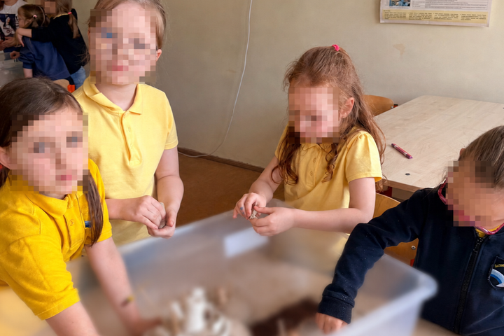 Šalčininkų Lietuvos tūkstantmečio gimnazijos mokiniai edukacijos metu kuria piliakalnių modelius, diskutuoja apie turtus ir saugumą bei pažįsta Lietuvos istorijos pradžią.