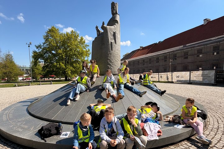 VšĮ Vilniaus inžinerijos ir technologijų licėjaus 2a klasės mokiniai edukacijos metu Vilniaus pilių teritorijoje tyrinėja Žemutinės pilies istoriją, apžiūri maketus ir susipažįsta su Lietuvos valdovais.