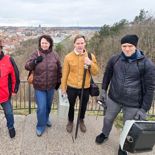 Direkcijos darbuotojai kartu su geologu ir geofiziku pozuoja bendrai fotografija Trijų Kryžių paminklo apžvalgos aikštelėje