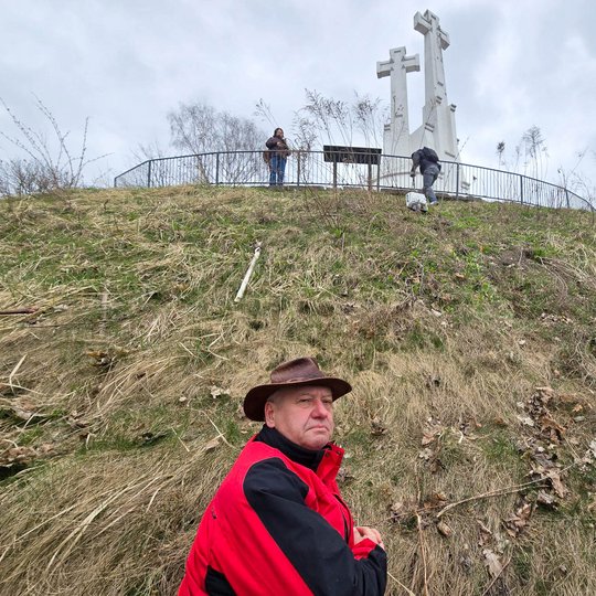 Geologas Jonas Satkūnas apžiūri Trijų Kryžių paminklo apžvalgos aikštelės šlaitus