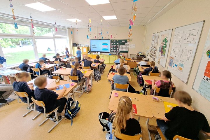Nuotraukoje vaikai dalyvauja edukacijoje