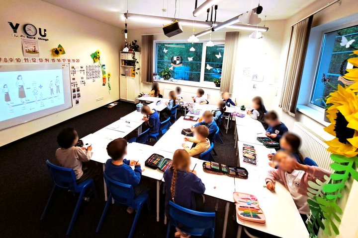 Nuotraukoje vaikai dalyvauja edukacijoje ir kuria savo gyvenimo laiko juostą