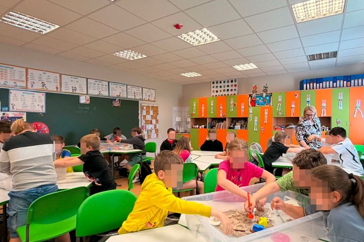 Marijampolio Meilės Lukšienės gimnazijos mokiniai kuria piliakalnius iš kinetinio smėlio, stato medines pilis ir dalyvauja edukacinėje veikloje apie priešistorės laikotarpius