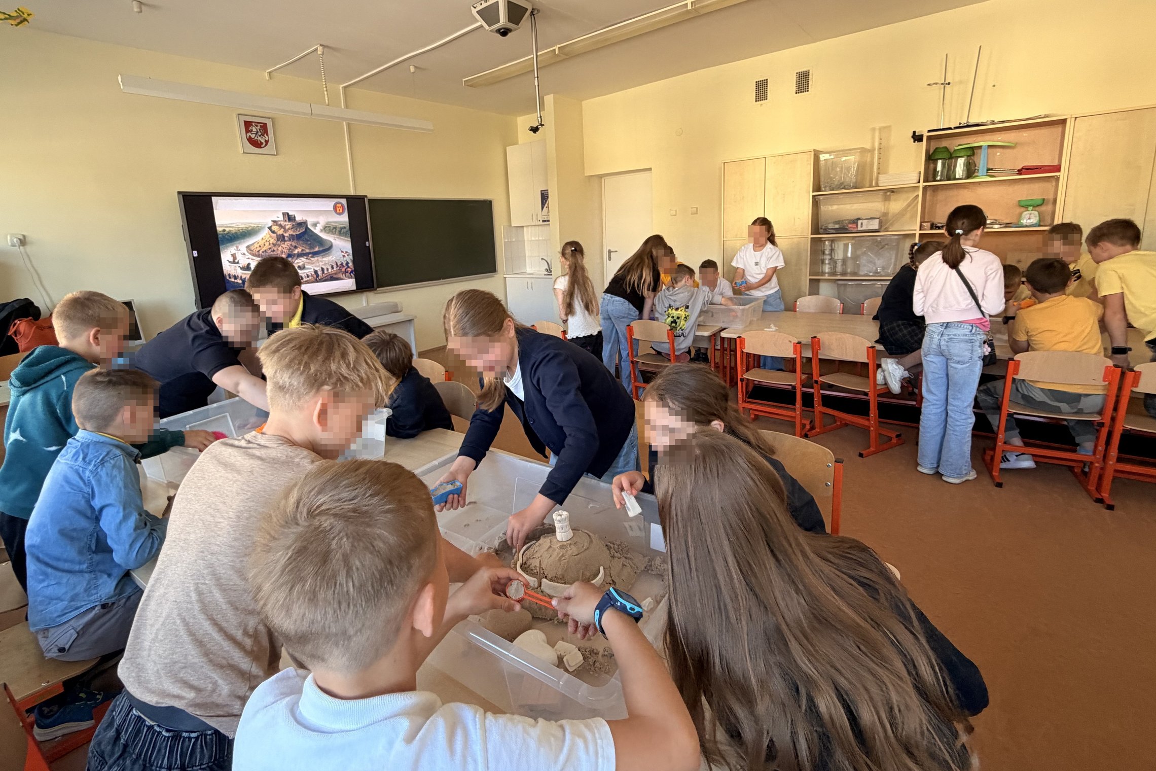 Šalčininkų Lietuvos tūkstantmečio gimnazijos mokiniai edukacijos metu iš įvairių medžiagų kuria piliakalnius ir pilis, mokydamiesi apie priešistorę ir senovės gynybinius statinius.