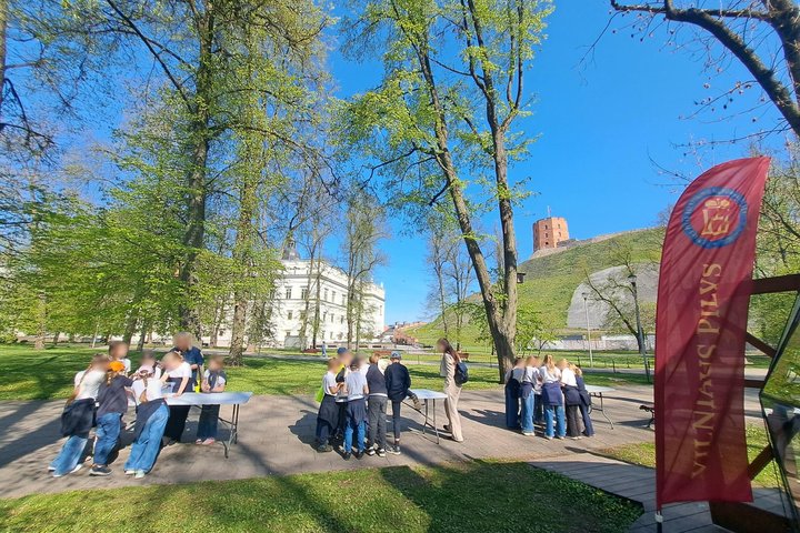 Nuotraukoje mokiniai prie Vilniaus pilių kupolo, dalyvauja edukacijoje ir kuria savo piliakalnio modelį.