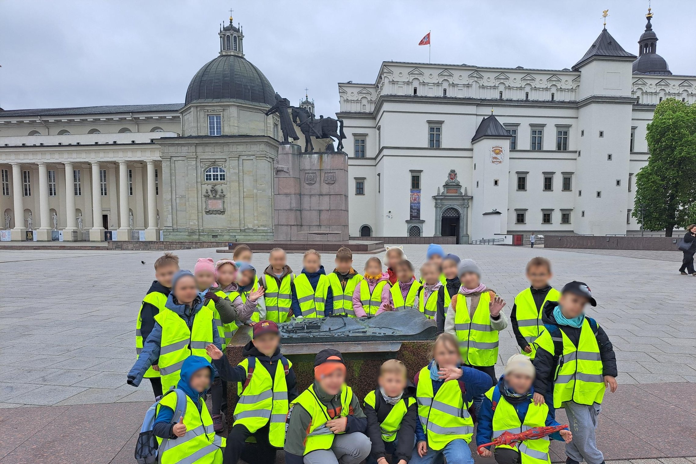 Nuotraukoje vaikai prie Vilniaus pilių maketo. jie dalyvauja edukacijoje „Gediminas ir Vilniaus trys pilys“
