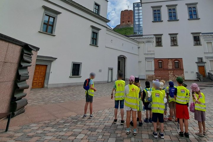 Nuotraukoje stovyklautojai dalyvauja edukacijoje „Gediminas ir Vilniaus trys pilys“