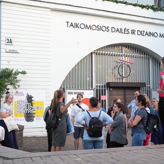 Nuotraukoje žmonės dalyvauja ekskursijoje „Pamatyti nematomą: Kreivosios pilies archeologija“.