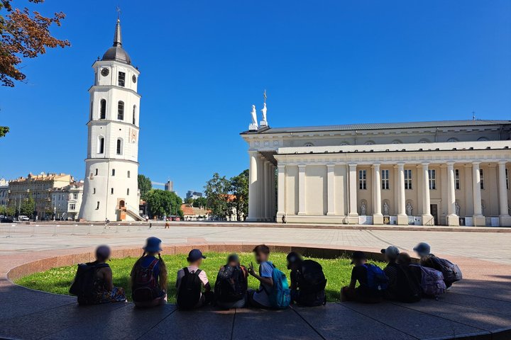 Nuotraukoje stovyklautojai dalyvauja edukacijoje „Gediminas ir Vilniaus trys pilys“.