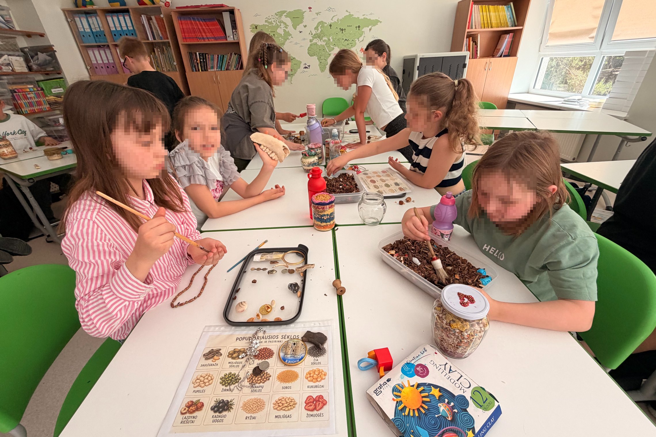 Pradinių klasių mokiniai edukacijos metu tyrinėja žemės sluoksnius, kasa ir apžiūri rastus „istorinius“ daiktus, mokosi pažinti praeitį per praktinę veiklą.