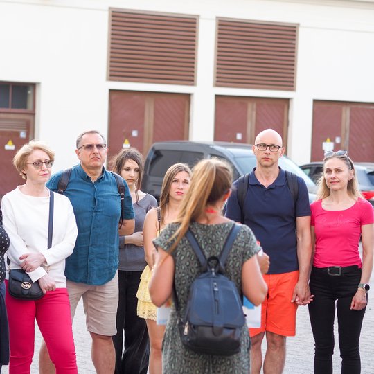 Nuotraukoje žmonės dalyvauja ekskursijoje „Pamatyti nematomą: Kreivosios pilies archeologija“.