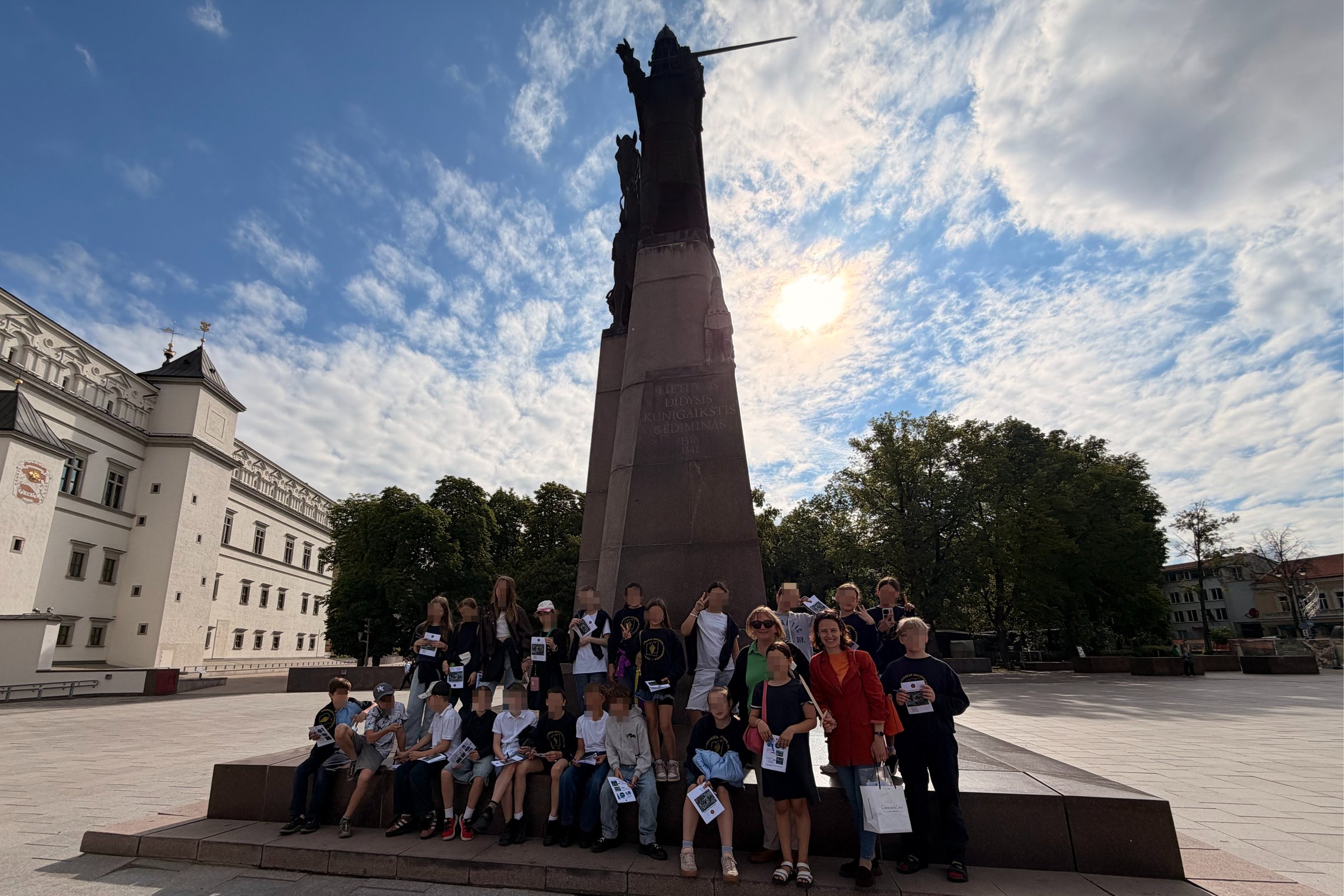 Mokiniai Vilniaus senamiestyje dalyvauja orientaciniame žaidime, tyrinėja Žemutinės pilies teritoriją, ieško užuominų ir susipažįsta su Lietuvos didžiųjų kunigaikščių istorija.