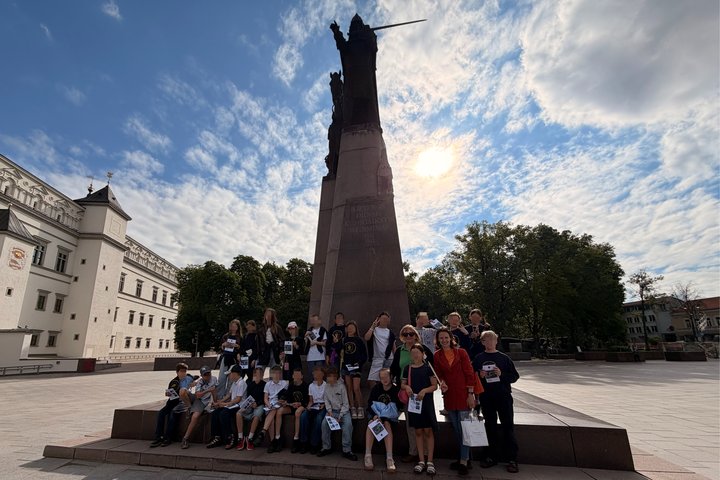 Mokiniai Vilniaus senamiestyje dalyvauja orientaciniame žaidime, tyrinėja Žemutinės pilies teritoriją, ieško užuominų ir susipažįsta su Lietuvos didžiųjų kunigaikščių istorija.