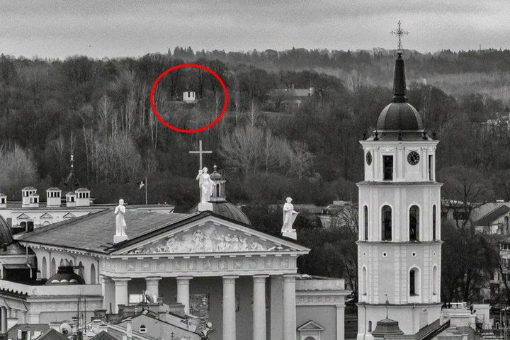 Nuotraukoje Altanos bokštelis. Nuotrauka nespalvota, autorius Saulius Žiūra