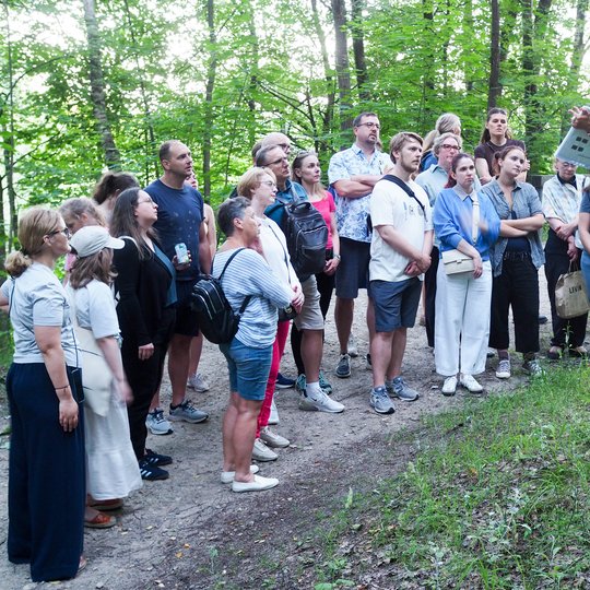 Nuotraukoje žmonės dalyvauja ekskursijoje „Pamatyti nematomą: Kreivosios pilies archeologija“.